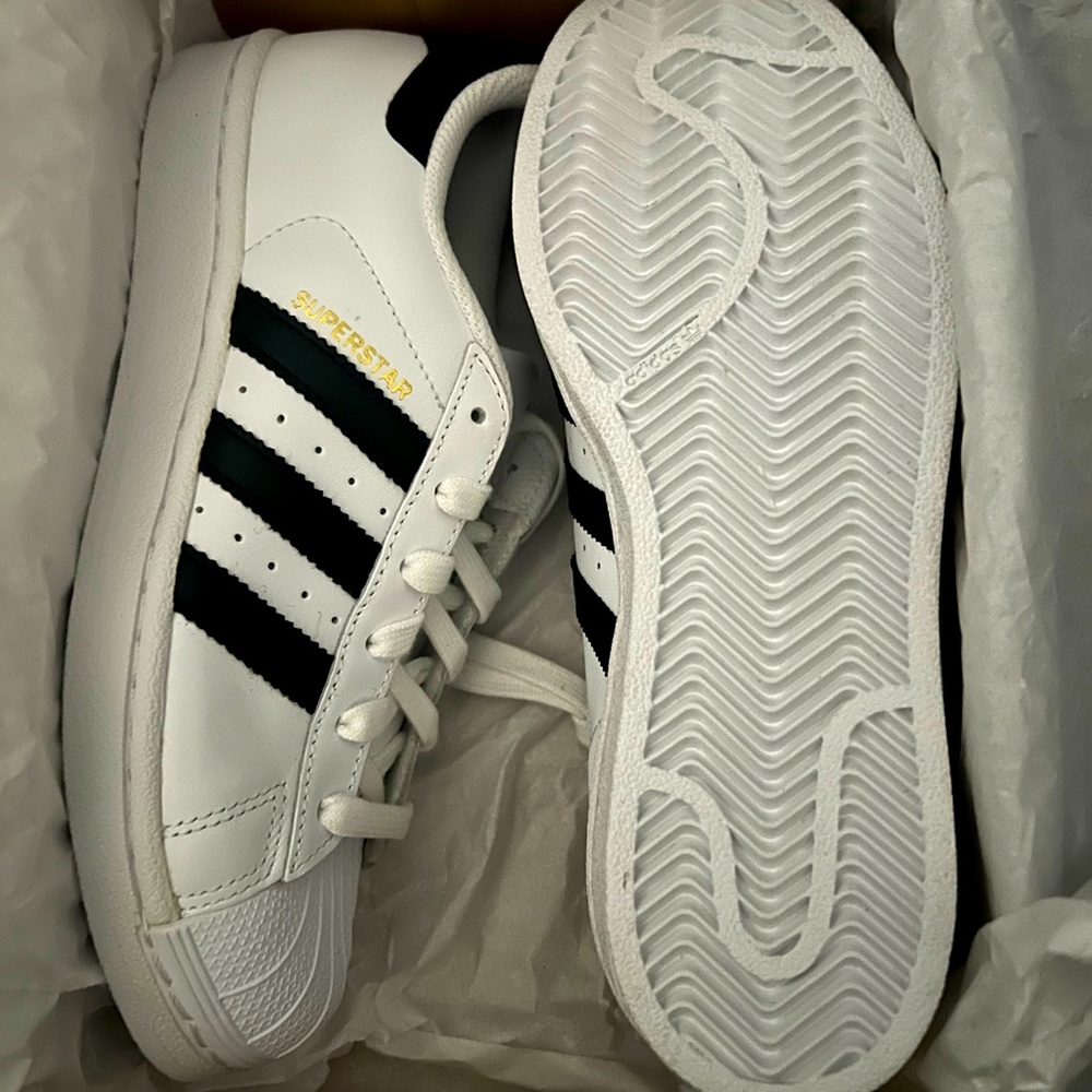 **BRAND NEW ADIDAS✨SUPERSTAR ORIGINALS✨ WHITE/BLACK STRIPES!!** Size 4 FIRM